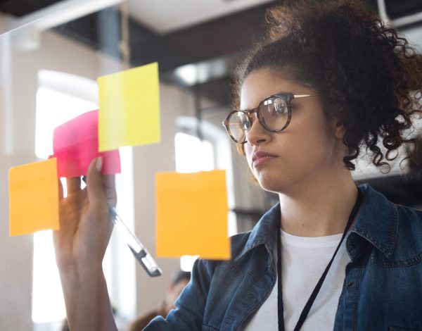 medium-shot-business-woman-with-post-its medium-shot-business-woman-with-post-its